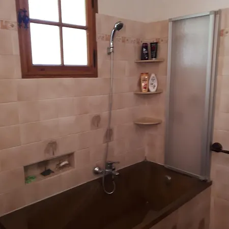Provençale Avec Jardin Et Parking Pour 4 Personnes Près Du Centre De - Fr-1-822-17 Riez