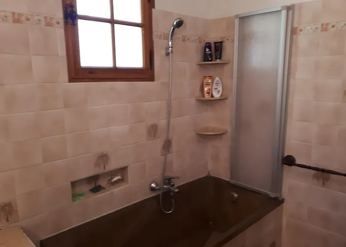 Provençale Avec Jardin Et Parking Pour 4 Personnes Près Du Centre De - Fr-1-822-17 Riez